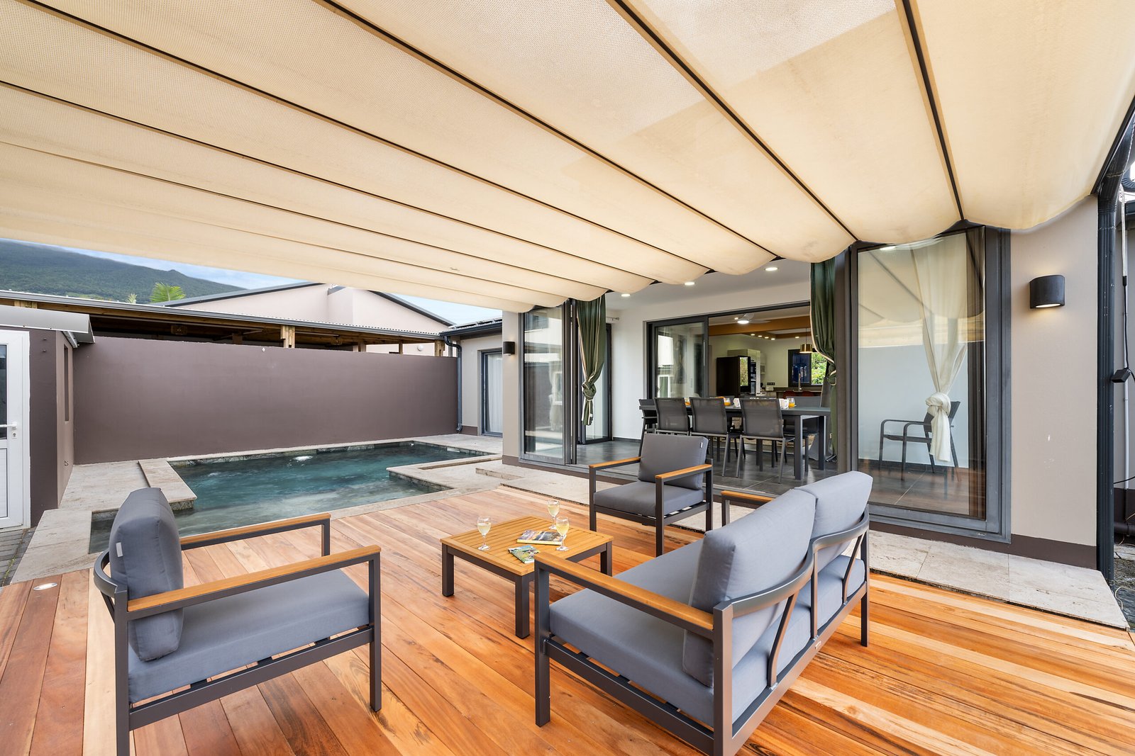 Terrasse sous pergola et piscine de la villa Sabah à Saint-Philippe